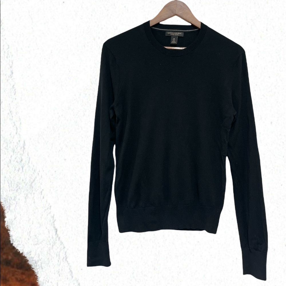 Black unisex sweater